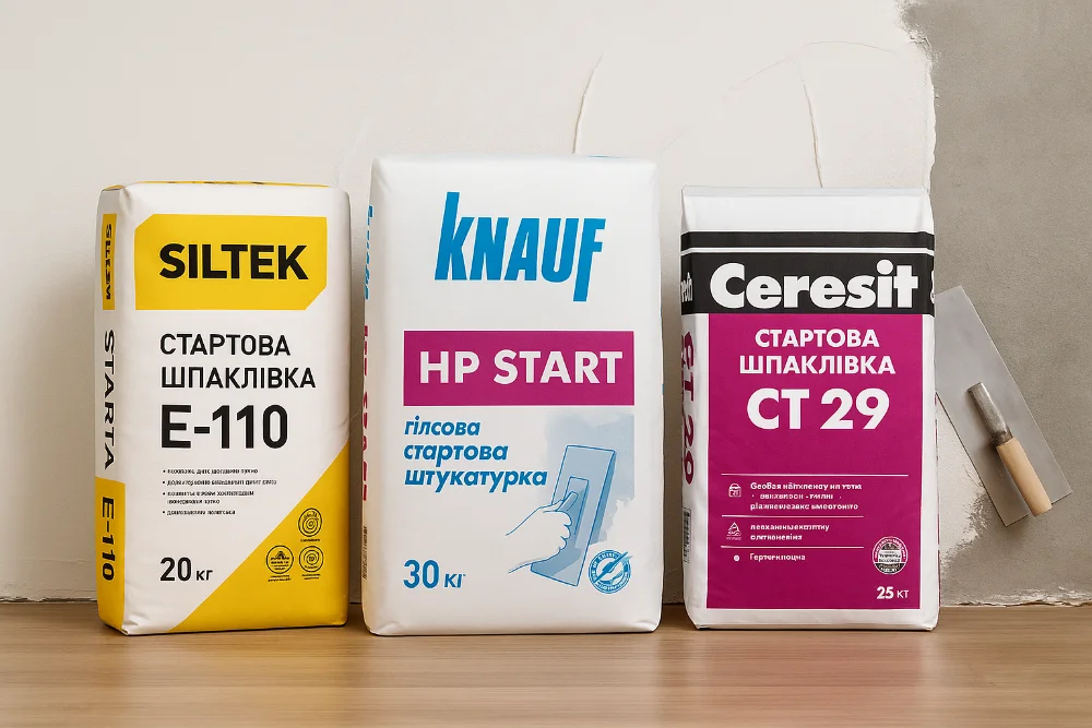 Три мішки стартових сумішей Siltek, Knauf, Ceresit на фоні оштукатуреної стіни