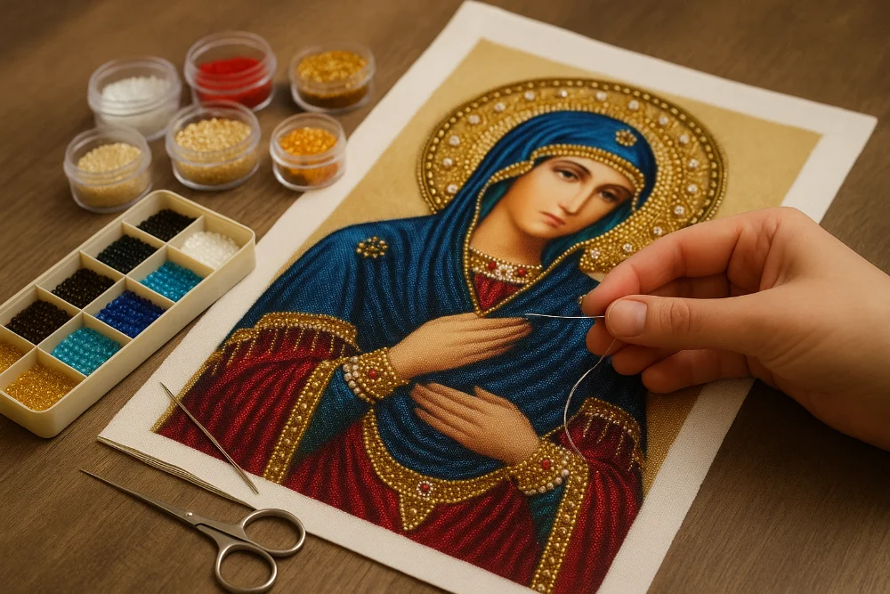 Рука майстрині вишиває ікону бісером на тканині з розкладеним різнокольоровим бісером