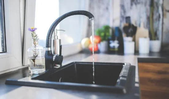 Як вибрати мийку для кухні – матеріал, розмір, форма раковини