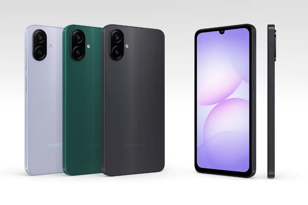 Смартфон Samsung Galaxy A07 — элегантный дизайн и современные цвета Смартфон Samsung Galaxy A07 в черном, зеленом и серебристом цветах — передняя и задняя панели в мягком студийном освещении