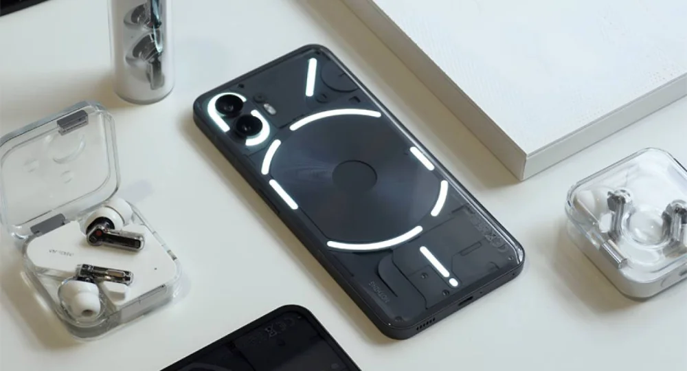 Смартфон серии Nothing Phone 3 — стильный футуристичный дизайн Черный смартфон Nothing Phone 3 на столе, рядом наушники бренда