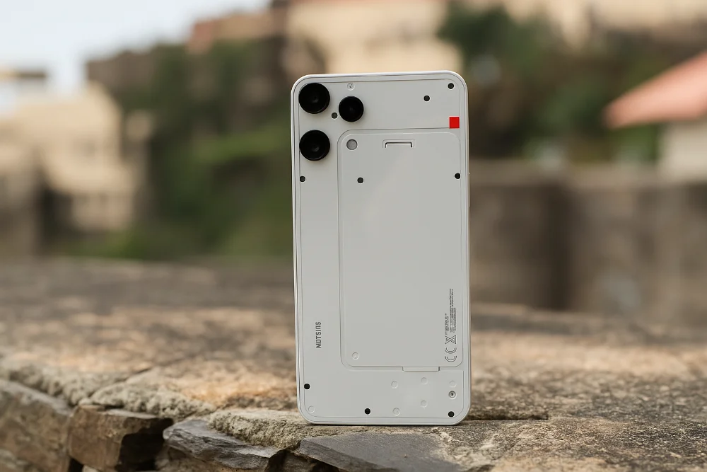 Nothing Phone (3a) Lite — белый корпус и прозрачный дизайн смартфона Смартфон Nothing Phone (3a) Lite в белом цвете с прозрачной задней панелью и двойной камерой, современный минималистичный дизайн
