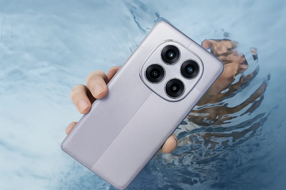 Xiaomi Redmi Note 14 Pro 5G в руке над водой — дизайн и камеры смартфона Смартфон Xiaomi Redmi Note 14 Pro 5G в руке над поверхностью воды, крупный план на блок камер и корпус цвета лаванды