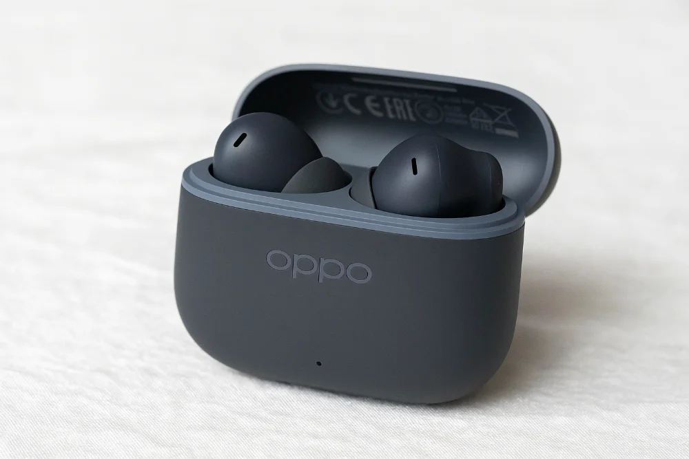 Беспроводные наушники OPPO Enco Buds3 Pro — стильный тёмно-серый дизайн и современный кейс OPPO Enco Buds3 Pro в графитовом зарядном кейсе на светлом фоне, современные беспроводные наушники с минималистичным дизайном и матовой отделкой