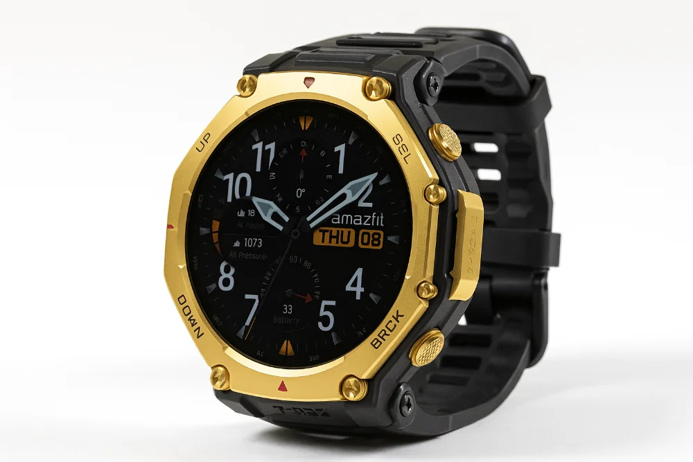 Умные часы Amazfit T-Rex 3 Pro с золотым корпусом и черным ремешком на светлом фоне, вид спереди и сбоку