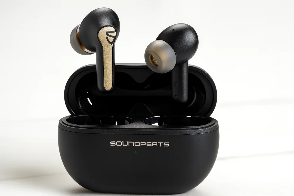 Беспроводные наушники SoundPEATS в черном зарядном кейсе с золотистыми акцентами