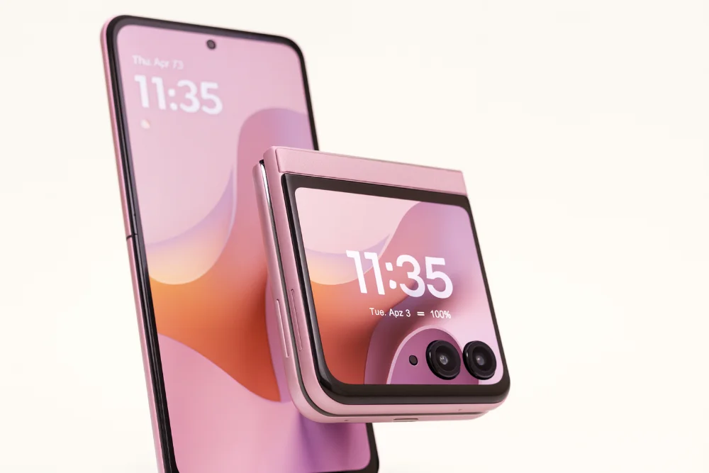 Смартфон Motorola Razr 60 в розовом цвете с основным и внешним дисплеями Складной смартфон Motorola Razr 60 в разложенном и сложенном виде, розовый корпус, большой внутренний экран и компактный внешний дисплей с двойной камерой