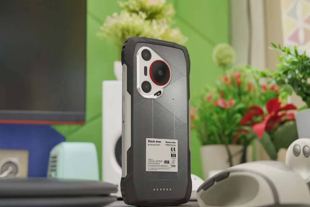 Защищенный смартфон Blackview BL7000 в прочном корпусе крупным планом на светлом рабочем столе, с акцентом на камеры и детали дизайна