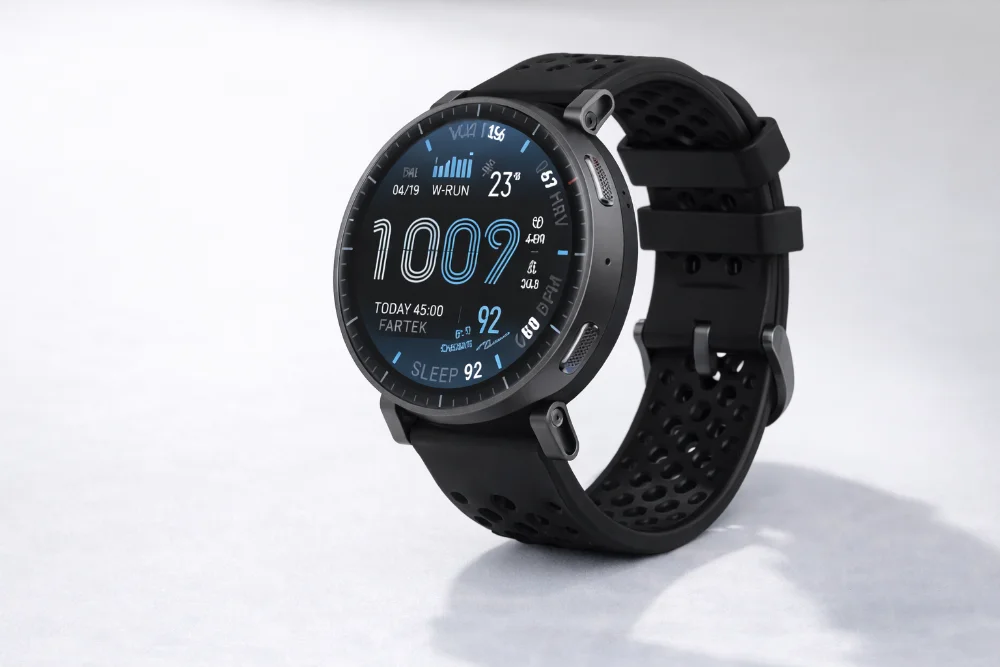 Смарт-часы Amazfit Active Max с круглым AMOLED-экраном, черным корпусом и перфорированным силиконовым ремешком на светлом фоне, вид под углом
