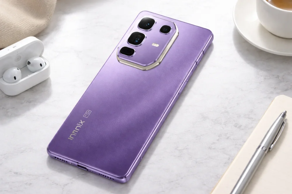 Infinix Note 50 Pro+ — внешний вид и дизайн старшей модели серии Смартфон Infinix Note 50 Pro+ в фиолетовом цвете с крупным модулем камер и тонким корпусом, вид сзади при светлом студийном освещении