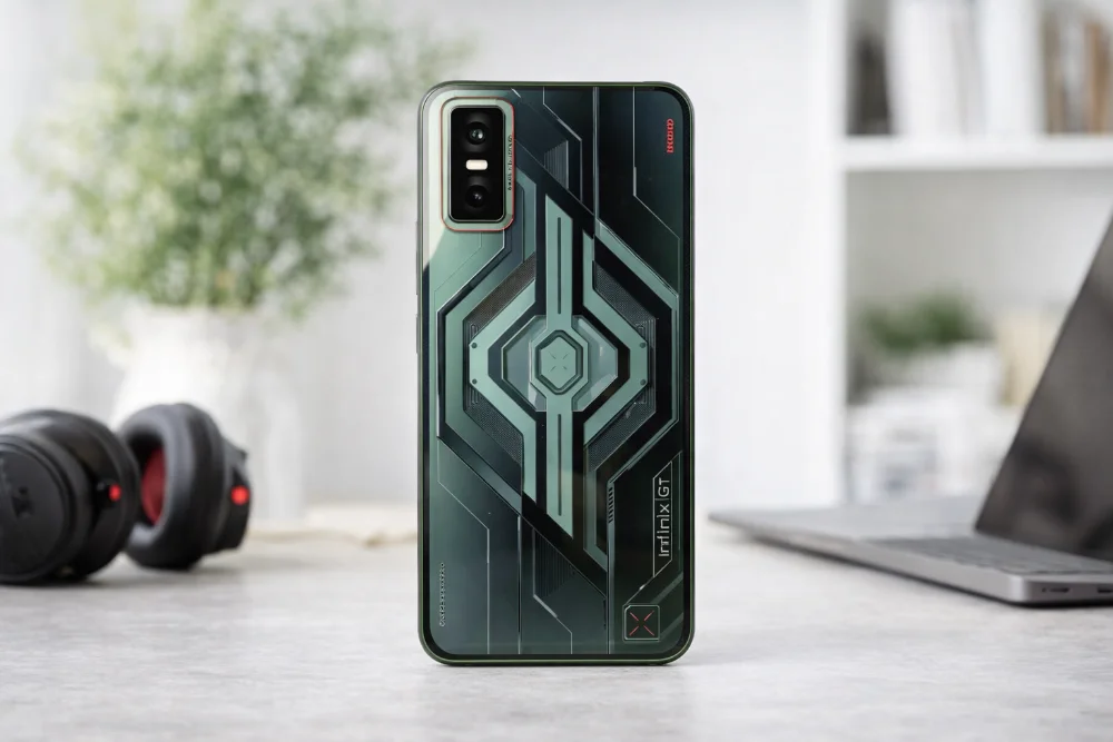 Смартфон Infinix GT 30 с игровым дизайном: современный интерьер, хорошее освещение, вид сзади, акцент на корпус и модуль камеры