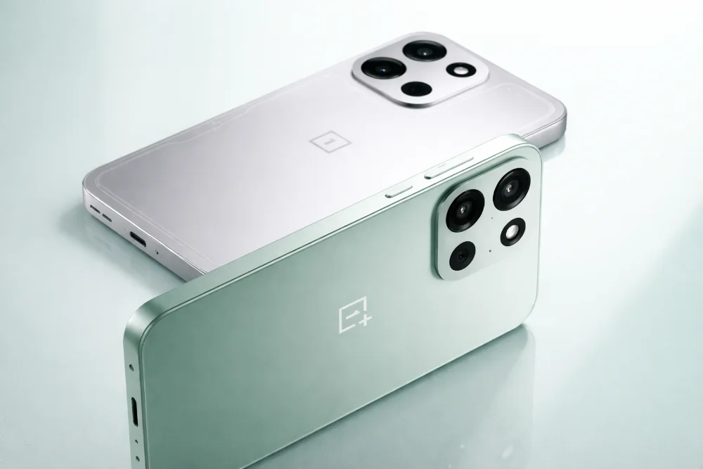 OnePlus Turbo 6V — дизайн корпуса и модуль камер в двух цветах Смартфоны OnePlus Turbo 6V на светлом фоне — вид сзади, металлический корпус, квадратный блок камер, серебристая и зеленая версии, современный минималистичный дизайн
