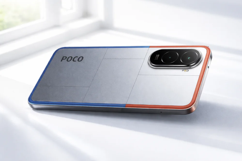 Смартфон Xiaomi Poco M7 4G на светлом фоне, задняя панель корпуса, блок камер и общий дизайн модели
