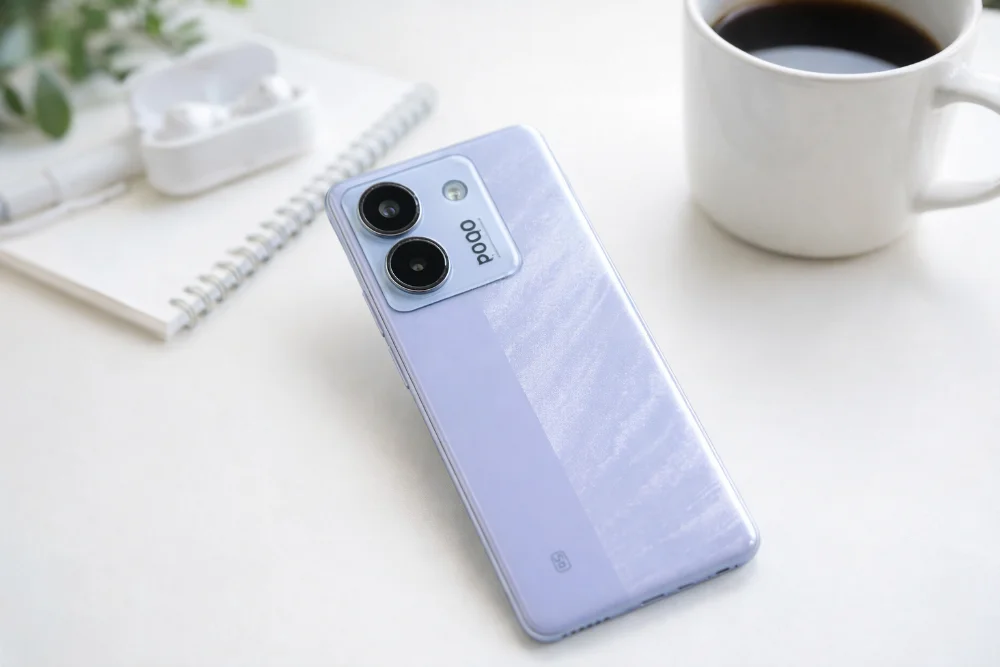 Смартфон Poco M7 Pro 5G в светлом корпусе с двойной камерой и поддержкой 5G, вид сзади
