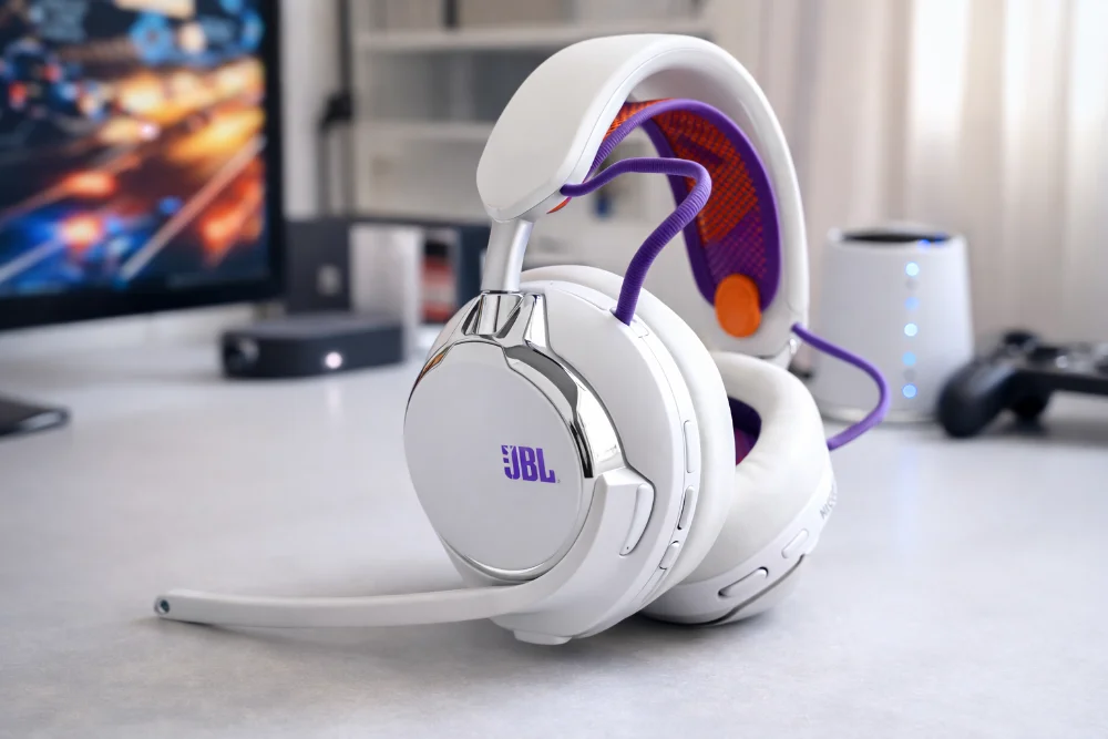 Игровые наушники JBL Quantum 950X Wireless с микрофоном и док-станцией Беспроводные игровые наушники JBL Quantum 950X белого цвета с микрофоном, базовой станцией и поддержкой многоплатформенного подключения