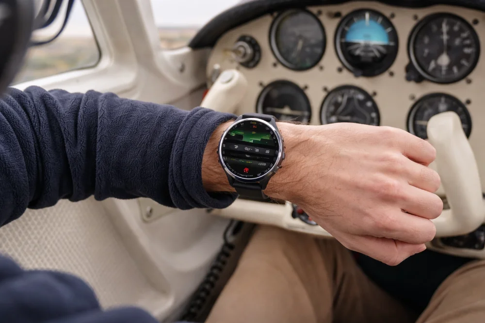 Garmin D2 Air X15 — авиационные смарт-часы в кабине самолета для полетов и навигации Смарт-часы Garmin D2 Air X15 на руке пилота в кабине самолета, авиационный дисплей, навигация и инструменты для полетов