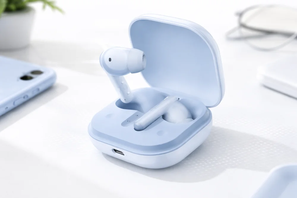 Honor Earbuds S — беспроводные TWS-наушники с ANC 49 дБ в голубом цвете Беспроводные наушники Honor Earbuds S в голубом цвете в открытом зарядном кейсе, компактные TWS с Bluetooth 5.3 и активным шумоподавлением до 49 дБ