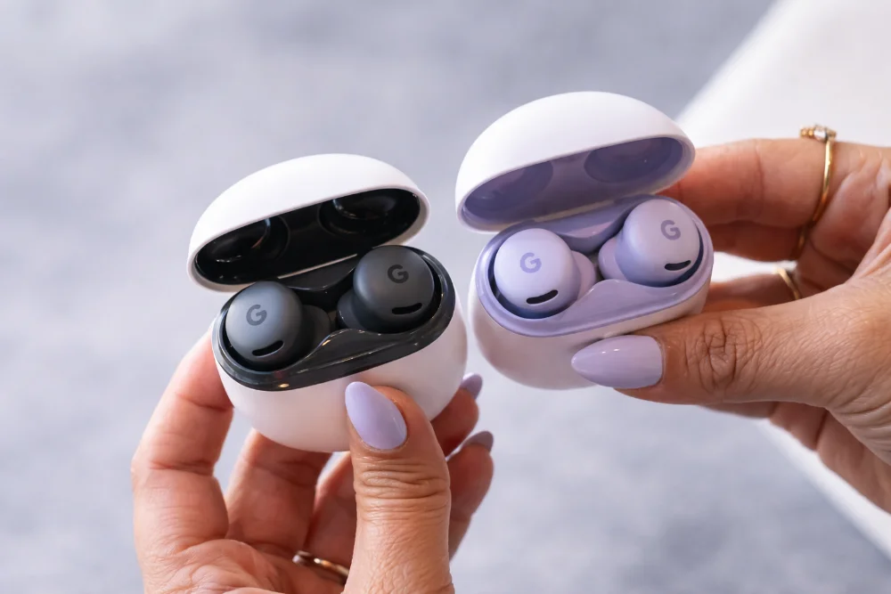 Беспроводные наушники Google Pixel Buds 2a в открытых зарядных кейсах, компактный дизайн, силиконовые амбушюры